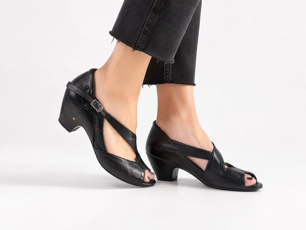 Vintage Black Leather Sandals Small Heel 6.5 Ankle Wrap Everybody